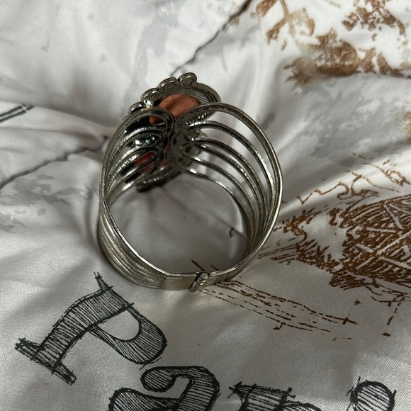 Discover the Elegance of Our Silver and Peach Stone Women's Bracelet - Picture 2 of 2